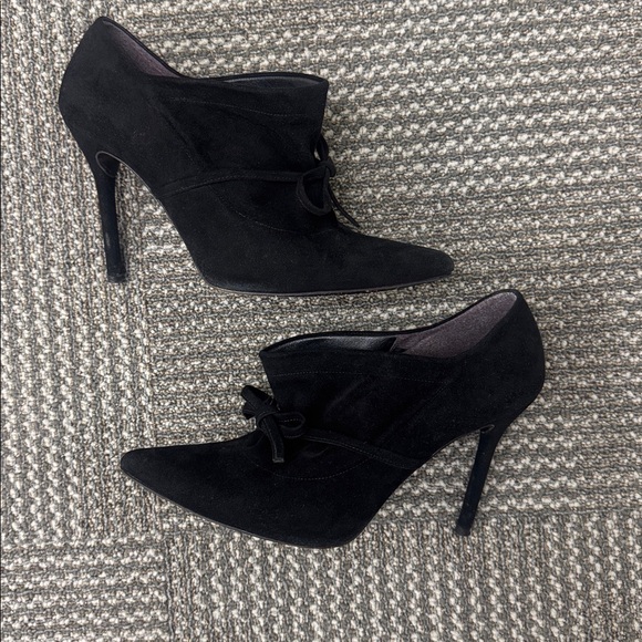 Stuart Weitzman Aohki Black Suede Bow Heels, size 7 - Picture 2 of 13